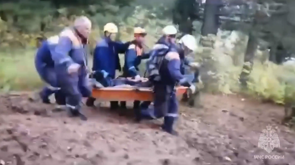 Các nhân viên Bộ Tình trạng khẩn cấp Nga cứu một nạn nhân bị gấu tấn công ở vùng Krasnoyarsk - Sputnik Việt Nam