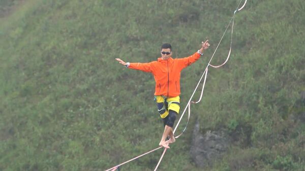 Vận động viên Trung Quốc lập kỷ lục thế giới môn đi bộ nhanh trên dây qua núi Wugong - Sputnik Việt Nam