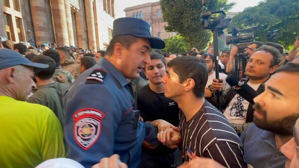 Cảnh sát và người biểu tình ở Yerevan trong bối cảnh leo thang ở Nagorno-Karabakh - Sputnik Việt Nam