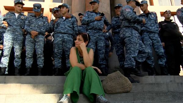 Người biểu tình ở Yerevan bắt đầu xông vào tòa nhà chính phủ - Sputnik Việt Nam
