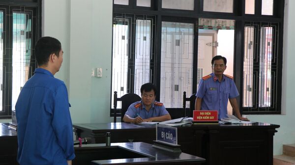 Bị cáo Ngô Văn Quốc trả lời các câu hỏi của đại diện Viện kiểm sát tại phiên tòa. - Sputnik Việt Nam