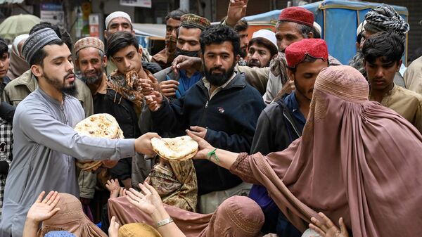Phân phát bánh mì miễn phí cho người nghèo ở Peshawar, Pakistan - Sputnik Việt Nam