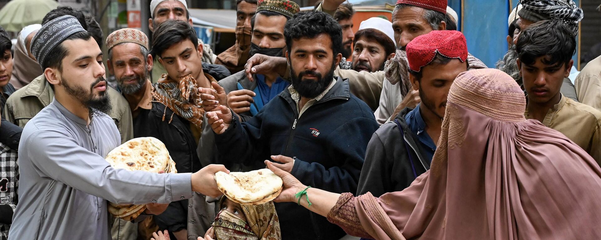 Phân phát bánh mì miễn phí cho người nghèo ở Peshawar, Pakistan - Sputnik Việt Nam, 1920, 25.09.2023