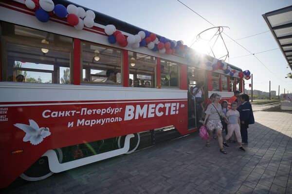 Hành khách xuống bến từ tàu điện cổ ở Mariupol - Sputnik Việt Nam