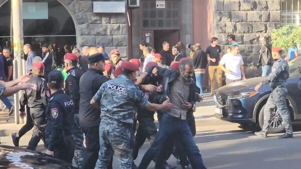 Bắt đầu tạm giữ người biểu tình di chuyển dọc vỉa hè ở Yerevan - Sputnik Việt Nam
