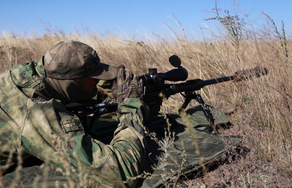 Lính bắn tỉa đơn vị đặc nhiệm &quot;Espaniola&quot; quân đội Nga thực hiện nhiệm vụ chiến đấu theo hướng chiến thuật Artemovsk - Sputnik Việt Nam