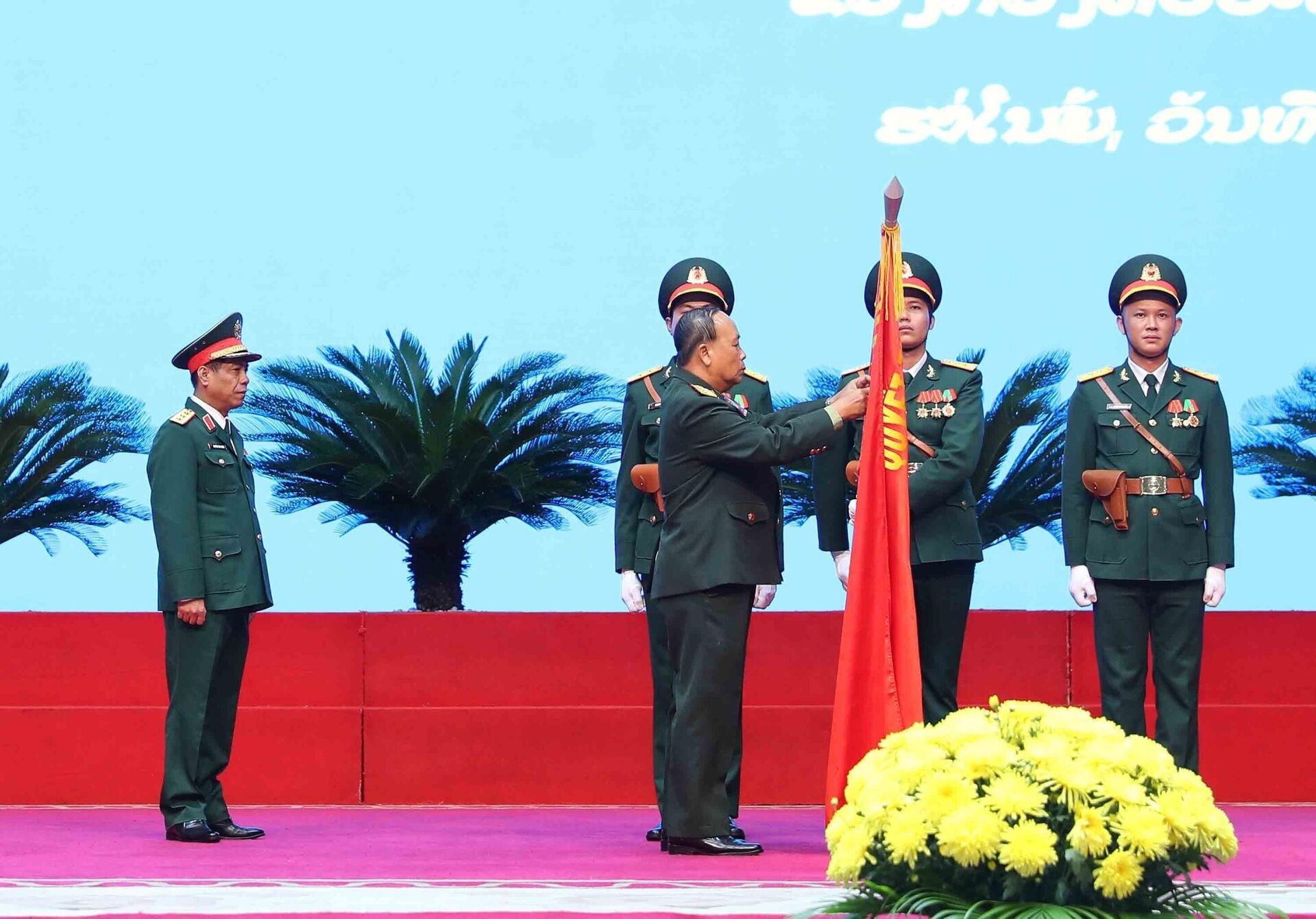 Lễ trao khen thưởng của Nhà nước và Bộ Quốc phòng Lào cho các tập thể, cá nhân QĐND Việt Nam - Sputnik Việt Nam, 1920, 26.09.2023
