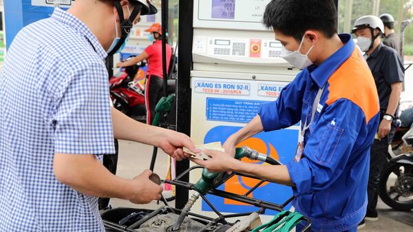 Giá xăng tăng mạnh vượt 25.000 đồng/lít - Sputnik Việt Nam