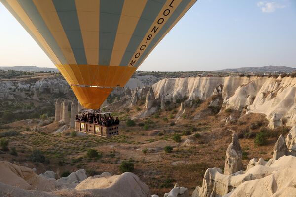 Khách du lịch trên khinh khí cầu ở Công viên Quốc gia Goreme, Thổ Nhĩ Kỳ - Sputnik Việt Nam
