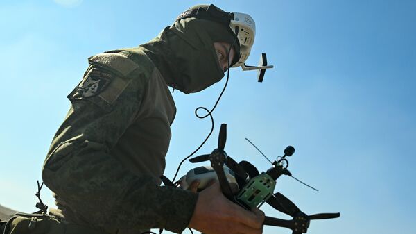 Военнослужащий ВС РФ проходит обучение по полетам на ударных FPV-дронах Бумеранг  - Sputnik Việt Nam