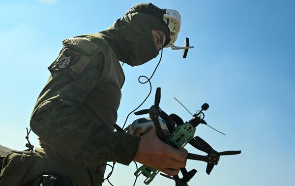 Quân nhân Lực lượng Vũ trang Nga đang được huấn luyện điều khiển chuyến bay UAV tấn công FPV &quot;Boomerang&quot; - Sputnik Việt Nam