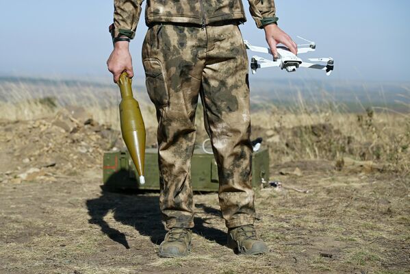 Quân nhân của Lực lượng Vũ trang Nga trình diễn đầu đạn RPG-7, được gắn trên máy bay không người lái trên bãi tập tại khu vực hậu cứ chiến dịch quân sự đặc biệt - Sputnik Việt Nam