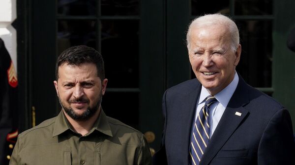 Tổng thống Hoa Kỳ Joe Biden và Tổng thống Ukraina Vladimir Zelensky - Sputnik Việt Nam
