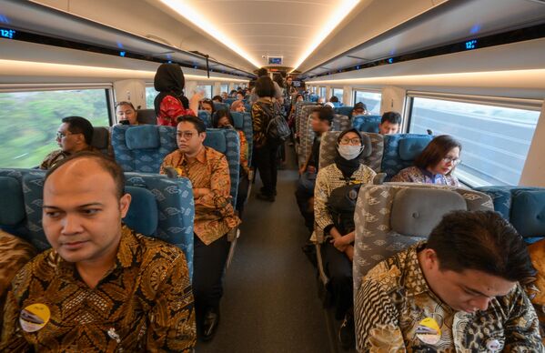 Các nhà báo trên tàu cao tốc Whoosh - Sputnik Việt Nam
