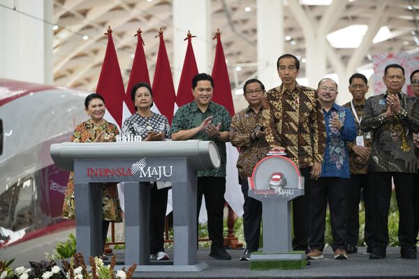Tổng thống Indonesia Joko Widodo trong lễ ra mắt tàu cao tốc Whoosh Jakarta-Bandung tại ga Halim ở Jakarta, Indonesia - Sputnik Việt Nam