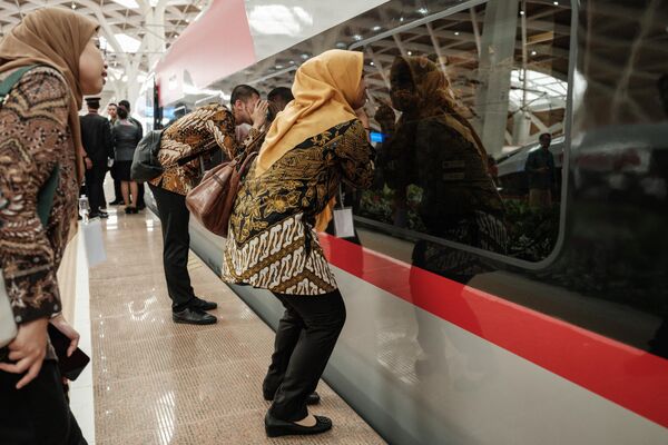 Tàu cao tốc Whoosh dành cho hành trình Jakarta-Bandung trong nghi lễ khởi hành tại ga Halim ở Jakarta, Indonesia
 - Sputnik Việt Nam