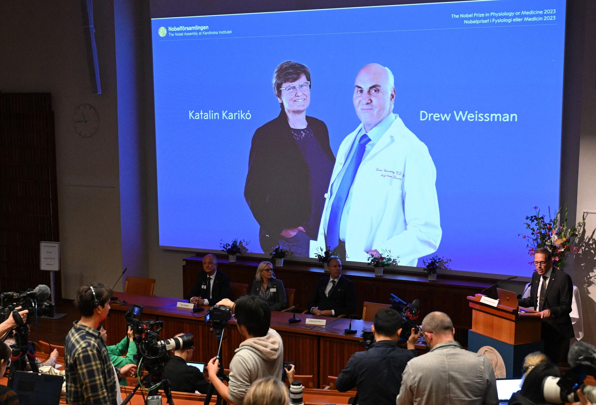 Hai nhà khoa học Katalin Karikо và Drew Weissman đã được trao giải Nobel Y sinh năm 2023 - Sputnik Việt Nam, 1920, 02.10.2023