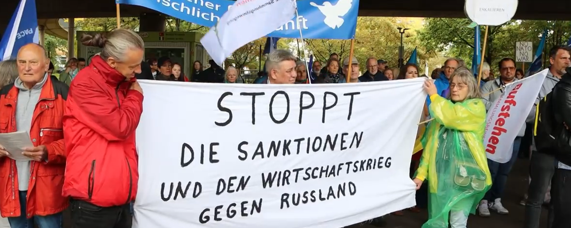 “Đức phải rời NATO”: buổi biểu tình chống cung cấp vũ khí cho Ukraina ở Dusseldorf - Sputnik Việt Nam, 1920, 04.10.2023