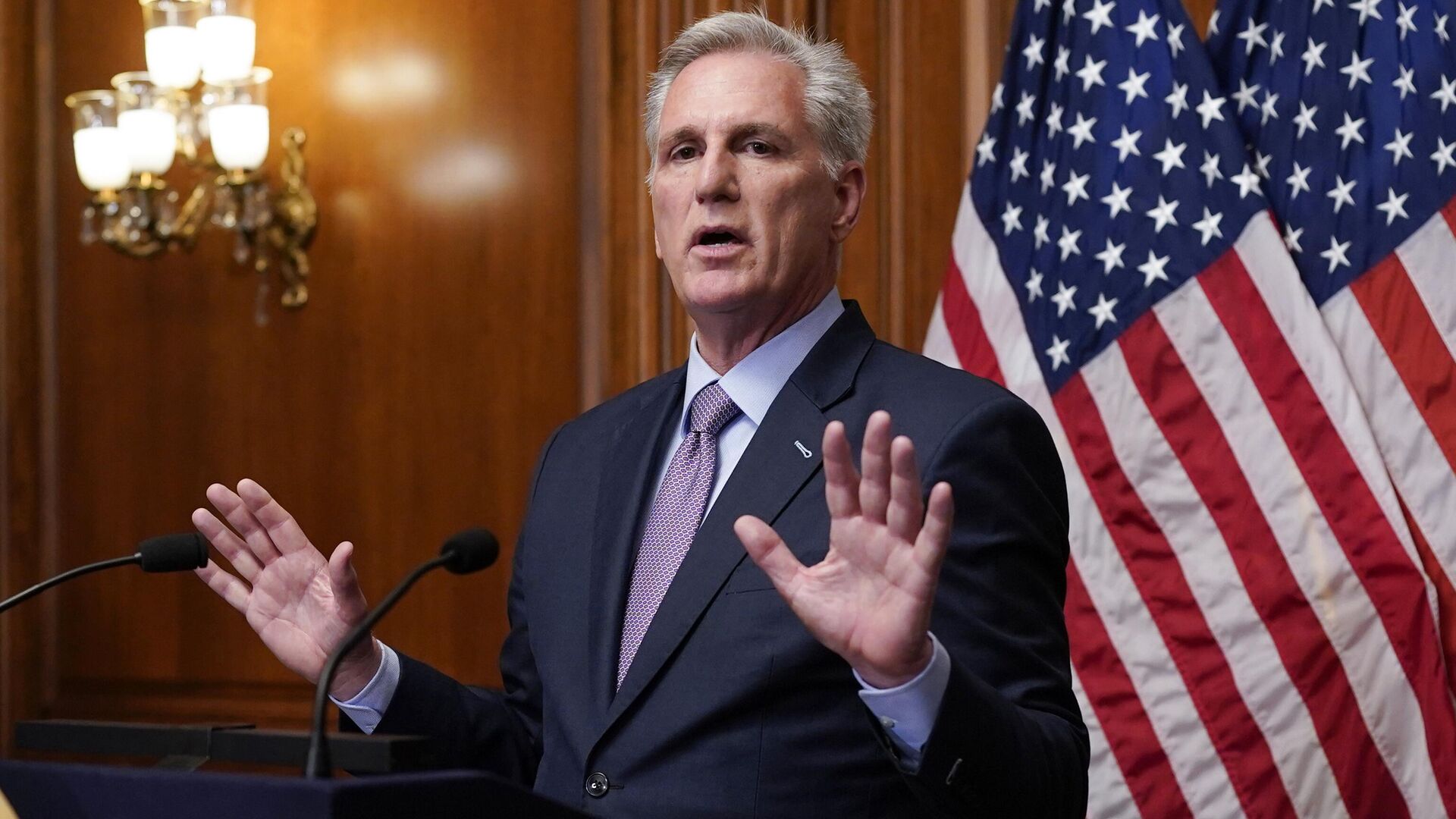 Rep. Kevin McCarthy, R-Calif., speaks to reporters hours after he was ousted as Speaker of the House, Tuesday, Oct. 3, 2023, at the Capitol in Washington. - Sputnik Việt Nam, 1920, 05.10.2023