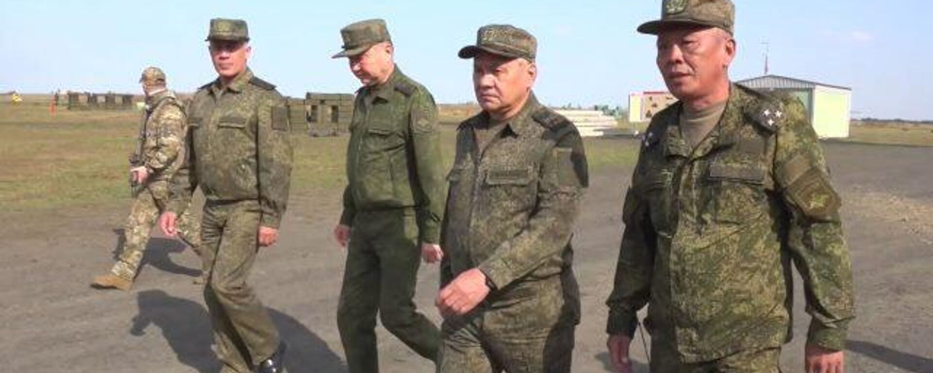 Bộ trưởng Quốc phòng Nga Tướng Sergei Shoigu kiểm tra việc tổ chức huấn luyện chiến đấu cho quân nhân và tình nguyện viên tại thao trường của Quân khu phía Nam - Sputnik Việt Nam, 1920, 05.10.2023