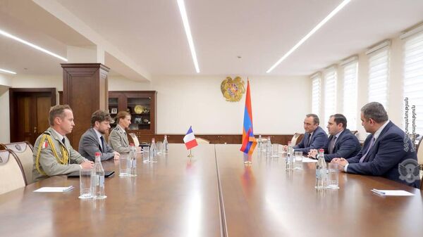 Đại sứ Pháp mới được bổ nhiệm tại Armenia là Olivier Decottignies và Tùy viên Quân sự, Trung tá Arnaud Helly đã gặp Bộ trưởng Bộ Quốc phòng Armenia Suren Papikyan vào ngày 9 tháng 8 năm 2023. - Sputnik Việt Nam