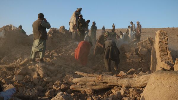 Người dân Afghanistan dọn đống đổ nát sau trận động đất - Sputnik Việt Nam