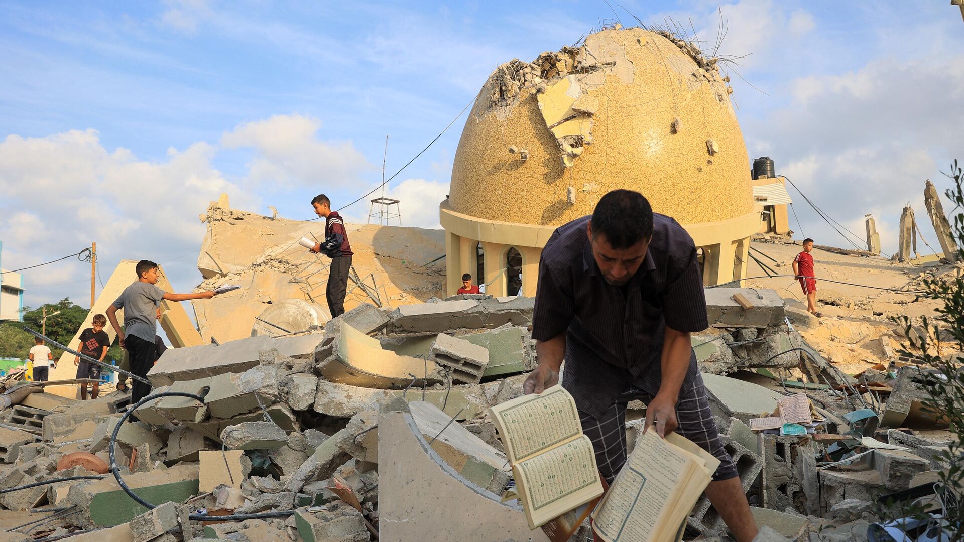 Nhà thờ Hồi giáo bị phá hủy bởi cuộc không kích của Israel ở Khan Yunis, phía nam Dải Gaza - Sputnik Việt Nam, 1920, 11.10.2023