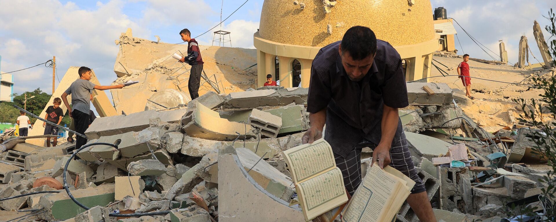 Nhà thờ Hồi giáo bị phá hủy bởi cuộc không kích của Israel ở Khan Yunis, phía nam Dải Gaza - Sputnik Việt Nam, 1920, 11.10.2023