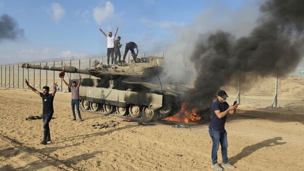 Dân Palestine đứng cạnh xe tăng của Israel - Sputnik Việt Nam