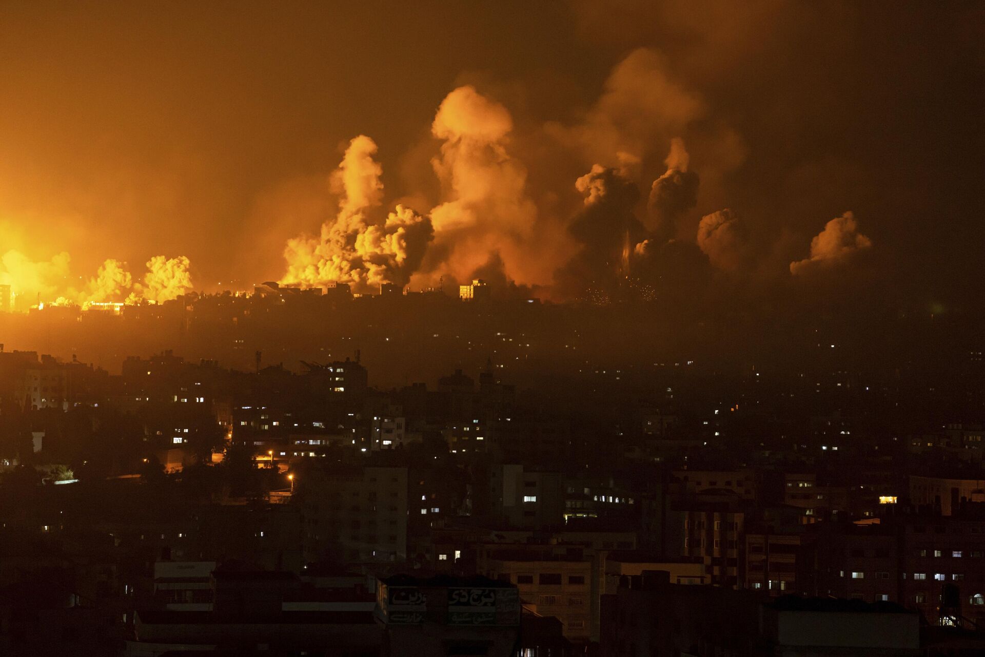 Vụ bắn phá vào các tòa nhà ở thành phố Gaza của Palestine - Sputnik Việt Nam, 1920, 26.12.2023