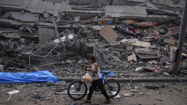Đống đổ nát của các tòa nhà bị hư hại do cuộc tấn công tên lửa của LLVT Israel đánh vào Gaza - Sputnik Việt Nam