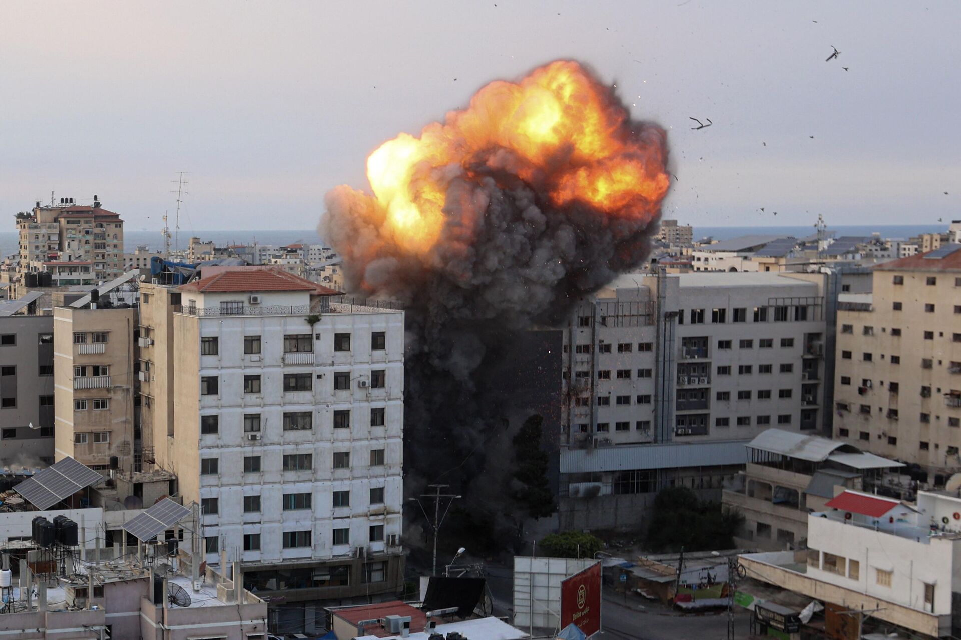 Vụ bắn phá vào các tòa nhà ở thành phố Gaza của Palestine - Sputnik Việt Nam, 1920, 12.10.2023