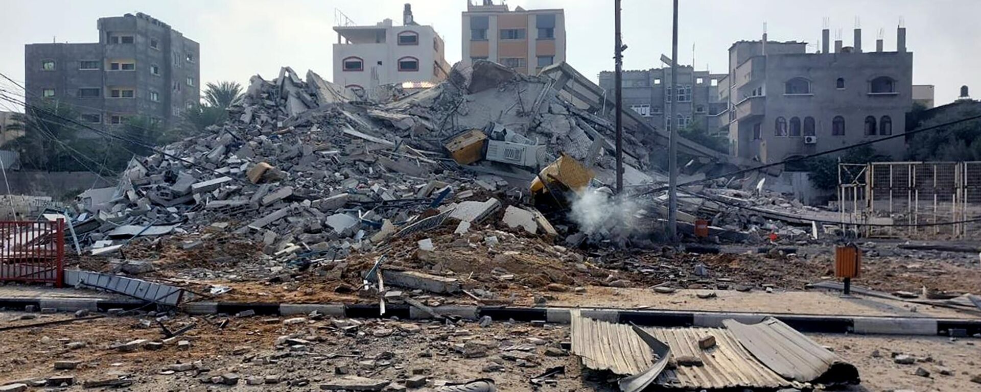Đống đổ nát của các tòa nhà bị hư hại do Israel tấn công tên lửa vào Gaza - Sputnik Việt Nam, 1920, 07.11.2023
