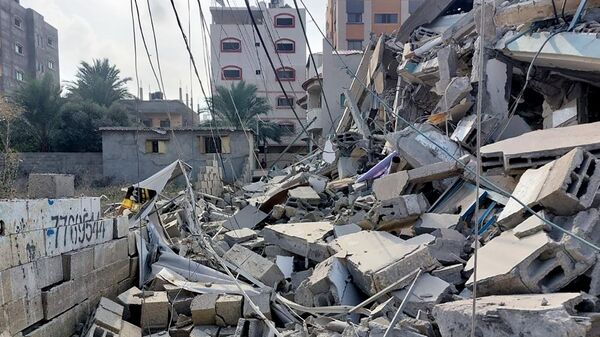 Đống đổ nát của các tòa nhà bị hư hại do  Israel tấn công tên lửa vào Gaza  - Sputnik Việt Nam