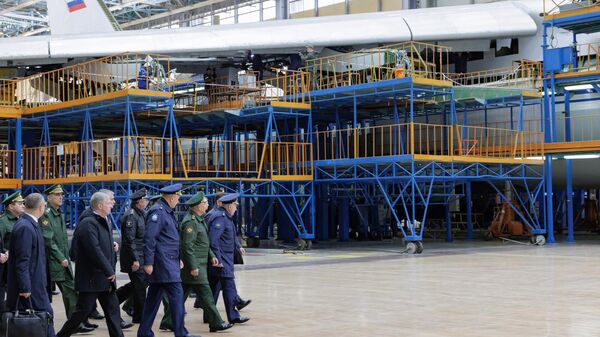 Bộ trưởng Quốc phòng, Tướng Sergei Shoigu kiểm tra việc thực hiện đơn đặt hàng quốc phòng tại nhà máy Aviastar - Sputnik Việt Nam