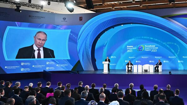 Tổng thống Nga V. Putin phát biểu tại phiên họp toàn thể của Diễn đàn REN-2023 ngày 11/10/2023 - Sputnik Việt Nam