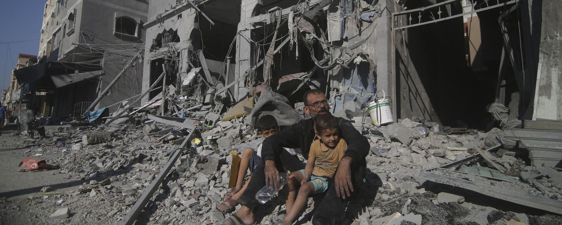 Người Palestine ngồi bên ngoài nhà của họ sau các cuộc không kích của Israel tại trại tị nạn Rafah ở phía nam Dải Gaza, ngày 12 tháng 10 năm 2023 - Sputnik Việt Nam, 1920, 17.10.2023