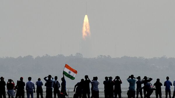 Khán giả quan sát phóng tên lửa mang PSLV-C37 của Ấn Độ tại Sriharikota - Sputnik Việt Nam