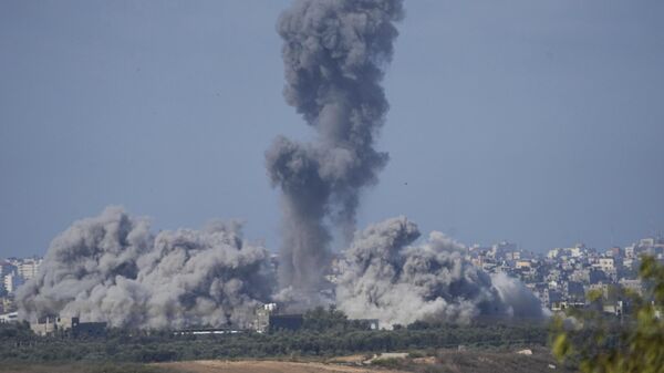 Khói bốc lên sau một cuộc không kích của Israel trên Dải Gaza - Sputnik Việt Nam