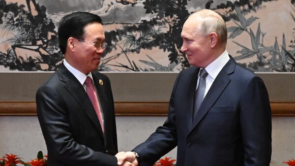 Tổng thống Nga Vladimir Putin và Chủ tịch nước Việt Nam Võ Văn Thưởng - Sputnik Việt Nam