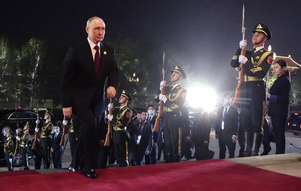 Tổng thống Nga Vladimir Putin tại lễ đón của Chủ tịch nước Cộng hòa Nhân dân Trung Hoa Tập Cận Bình và phu nhân Bành Lệ Viện tại Bắc Kinh - Sputnik Việt Nam