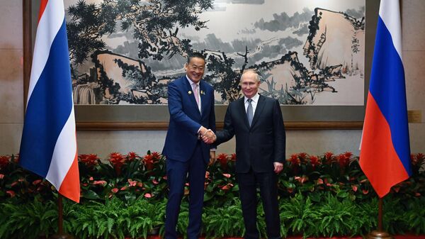 Tổng thống Nga Vladimir Putin và Thủ tướng Thái Lan Srettha Thavisin trong cuộc gặp ở Bắc Kinh. - Sputnik Việt Nam