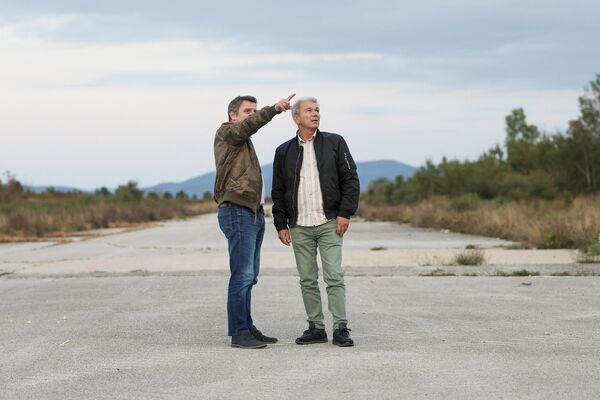 Hamdija Mesic, thành viên câu lạc bộ bay Zeljava ở Bihac, nói chuyện với cựu phi công Mirsad Fazlic tại căn cứ không quân Zeljava ở núi Pleševica, khu vực biên giới giữa Croatia và Bosnia - Sputnik Việt Nam
