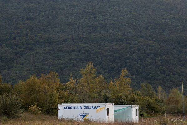 Các container thuộc câu lạc bộ bay Željava ở Bihac, bên phía Bosnia của căn cứ không quân ngầm Željava, khu vực biên giới giữa Croatia với Bosnia - Sputnik Việt Nam