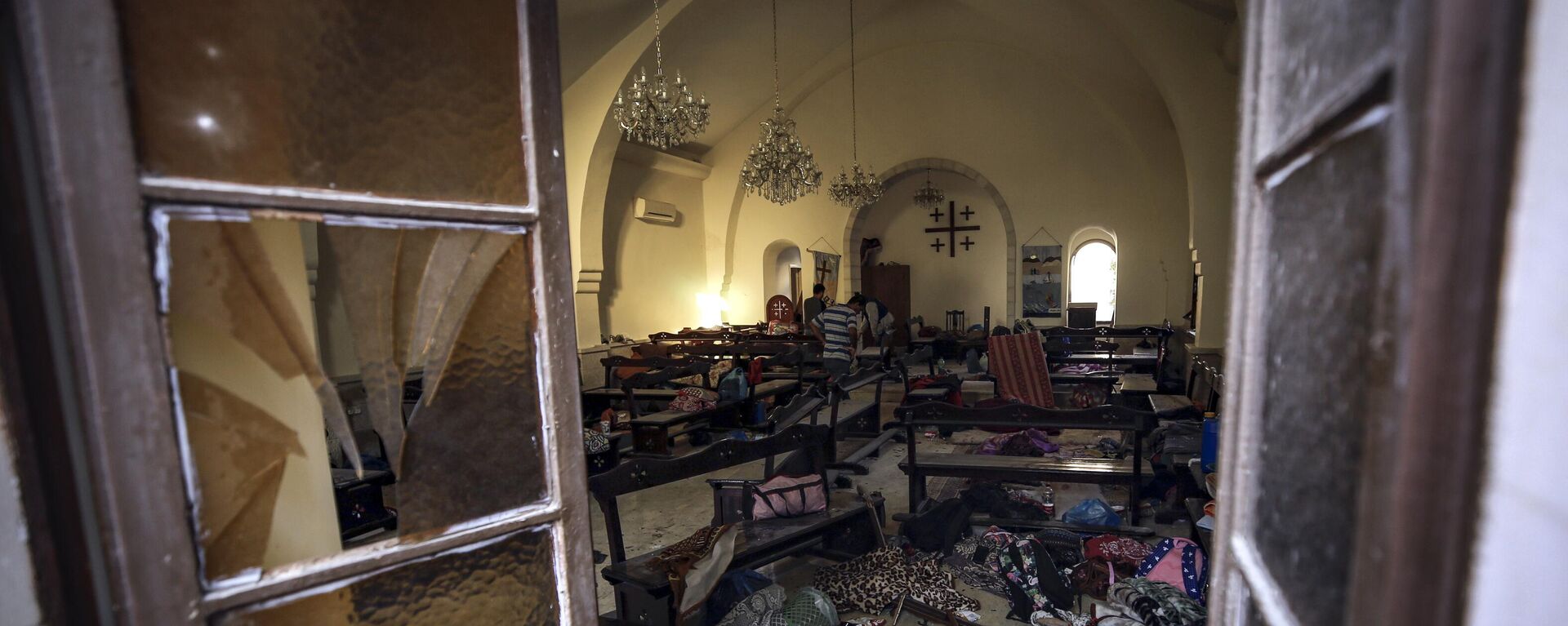 Người Palestine kiểm tra thiệt hại tại nhà thờ ở thành phố Gaza - Sputnik Việt Nam, 1920, 19.10.2023