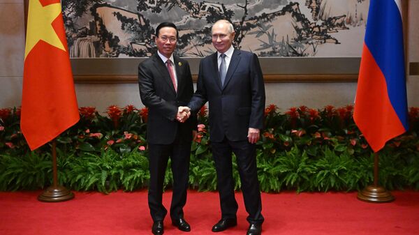 Tổng thống Nga Vladimir Putin và Chủ tịch nước Việt Nam Võ Văn Thưởng - Sputnik Việt Nam