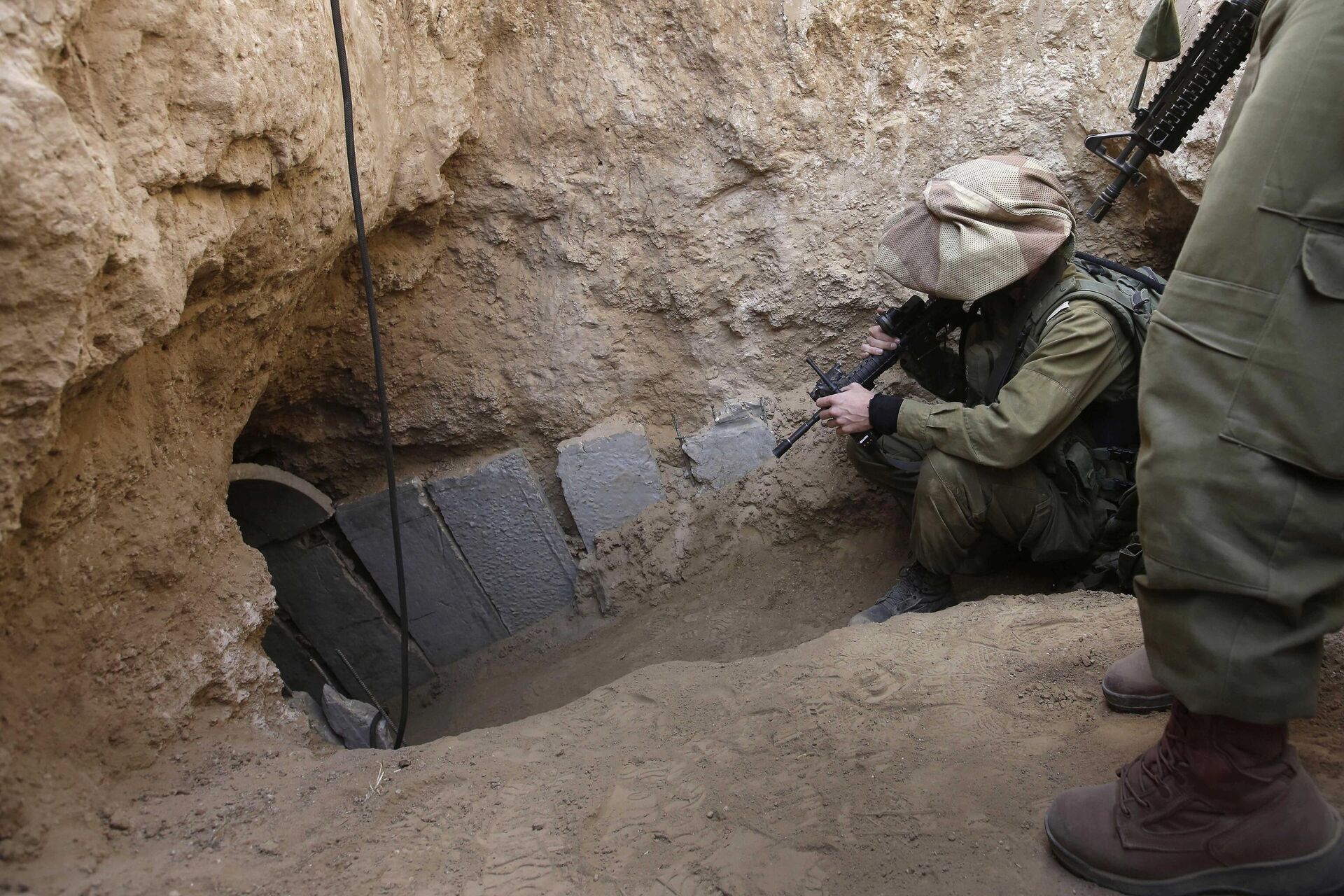 Trên bức ảnh này chụp vào Chủ Nhật, ngày 13 tháng 10 năm 2013, là binh sĩ Israel tiến vào một đường hầm được phát hiện gần biên giới Israel với Dải Gaza. - Sputnik Việt Nam, 1920, 23.10.2023