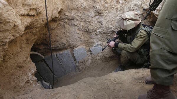 Trên bức ảnh này chụp vào Chủ Nhật, ngày 13 tháng 10 năm 2013, là binh sĩ Israel tiến vào một đường hầm được phát hiện gần biên giới Israel với Dải Gaza. - Sputnik Việt Nam