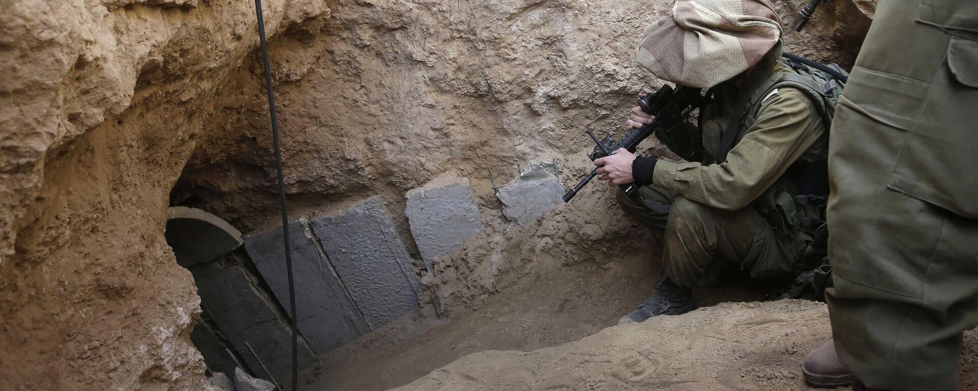 Trên bức ảnh này chụp vào Chủ Nhật, ngày 13 tháng 10 năm 2013, là binh sĩ Israel tiến vào một đường hầm được phát hiện gần biên giới Israel với Dải Gaza. - Sputnik Việt Nam, 1920, 28.01.2024