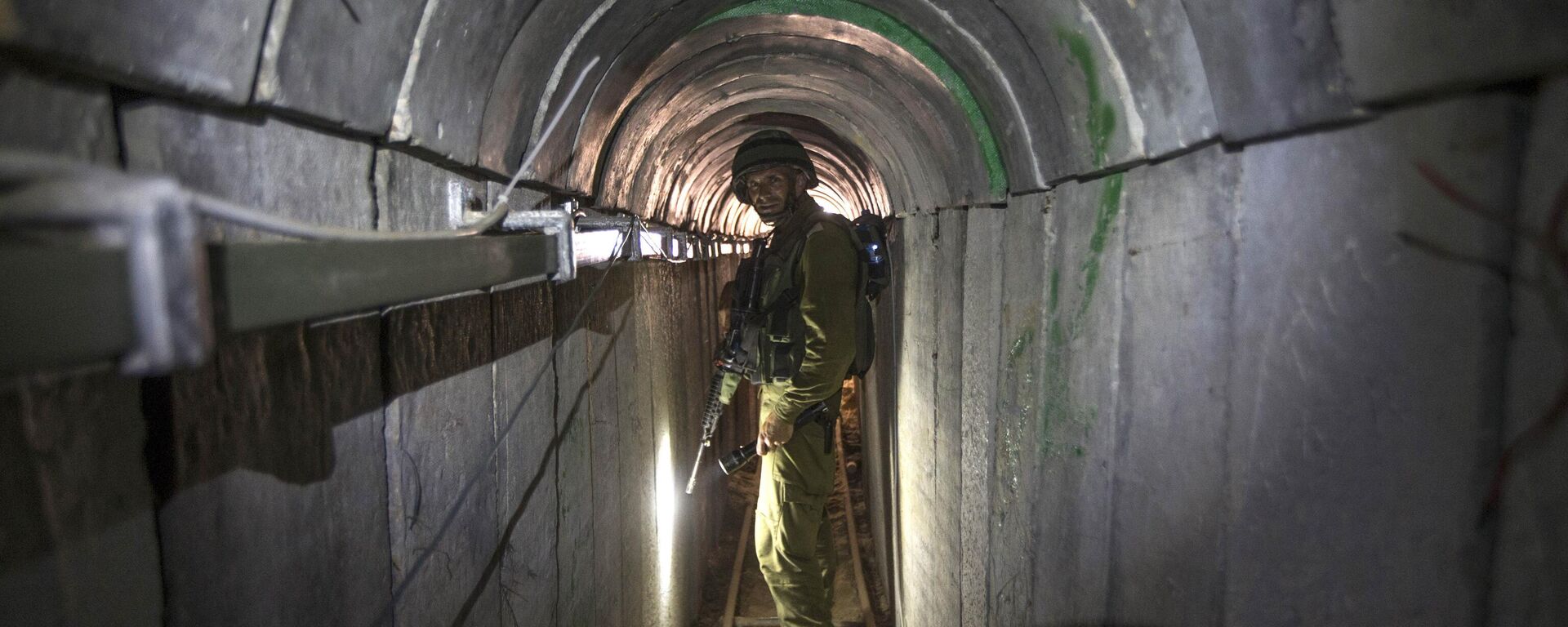 Trong bức ảnh chụp thứ Sáu, ngày 25 tháng 7 năm 2014, một sĩ quan quân đội Israel đưa các nhà báo đi thăm một đường hầm được cho là được phiến quân Palestine sử dụng để thực hiện các cuộc tấn công xuyên biên giới vào biên giới Dải Israel-Gaza. - Sputnik Việt Nam, 1920, 06.12.2023